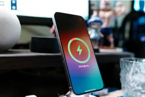 河东苹果15换屏服务分享用什么充电器给iPhone15充电更好 